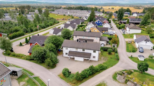Eiendommen har en hage med opparbeidet hekk