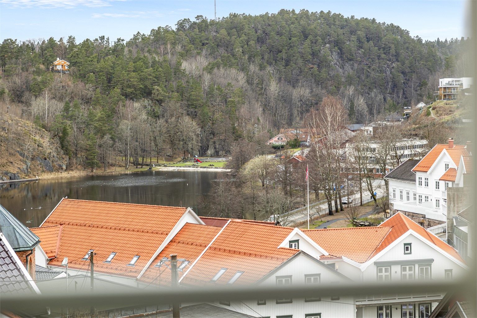 Utsikt til Tjenna, som er i gangavstand. Her kan man ta seg et morgenbad. Normalt rigges det opp til badepark i sommersesong i Tjenna.