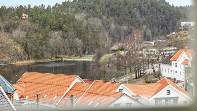 Utsikt til Tjenna, som er i gangavstand. Her kan man ta seg et morgenbad. Normalt rigges det opp til badepark i sommersesong i Tjenna.