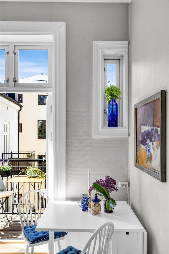 Plass til et mindre spisebord dersom man ønsker en hyggelig spiseplass på kjøkkenet. 
