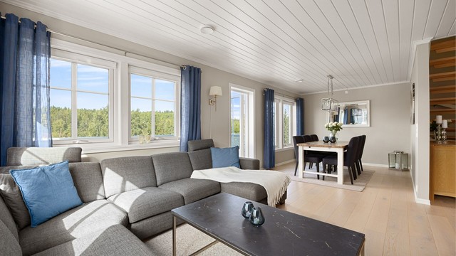 Det er god plass til en romslig spisestue i stuen - Utgang til balkong