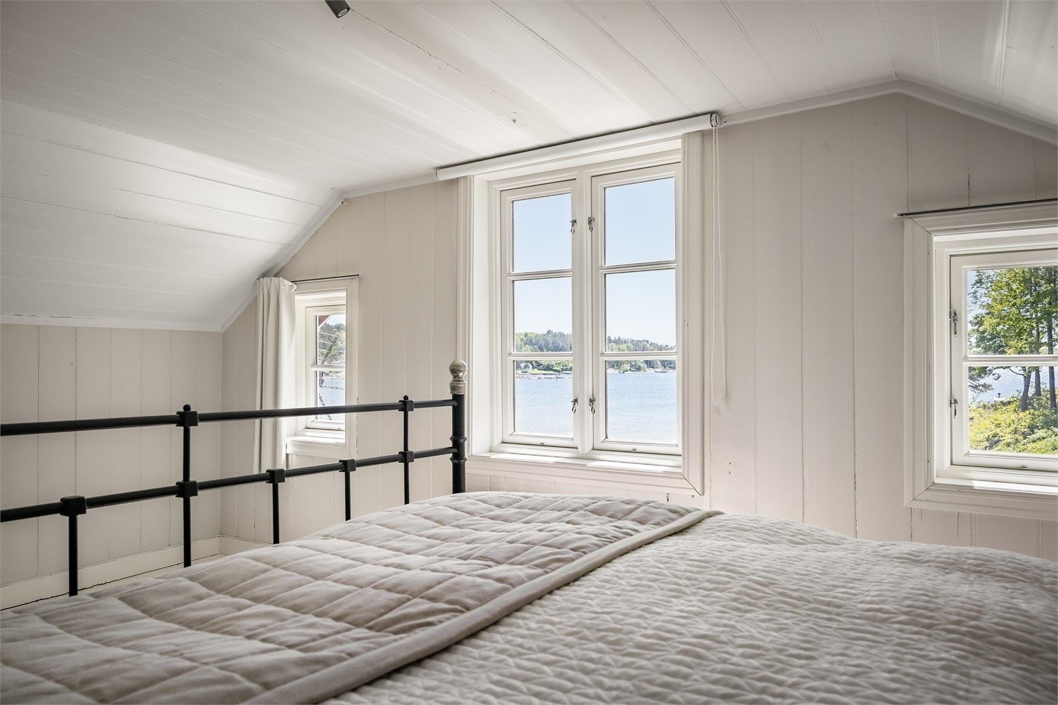 Utsikt mot sjøen fra loftsvinduene.