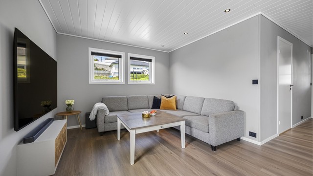 Stuen har nylig malte overflater og ny laminat på gulvet, som resten av første etasje.