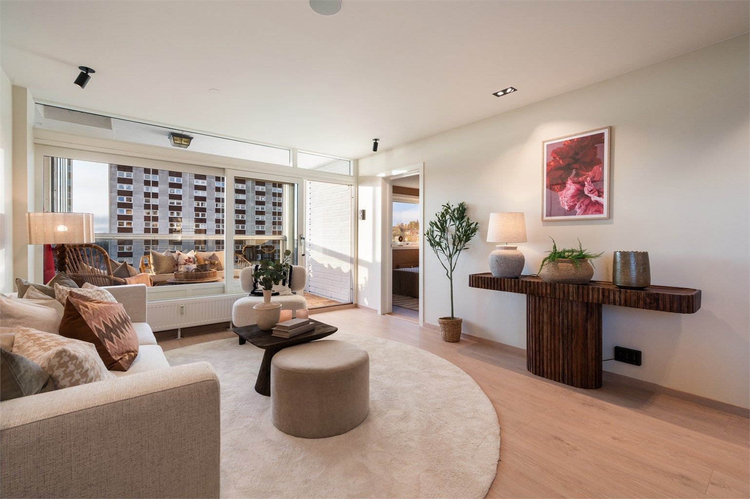 Gjennomgående nye overflater og enstavs laminatgulv skaper et helhetlig og moderne inntrykk.