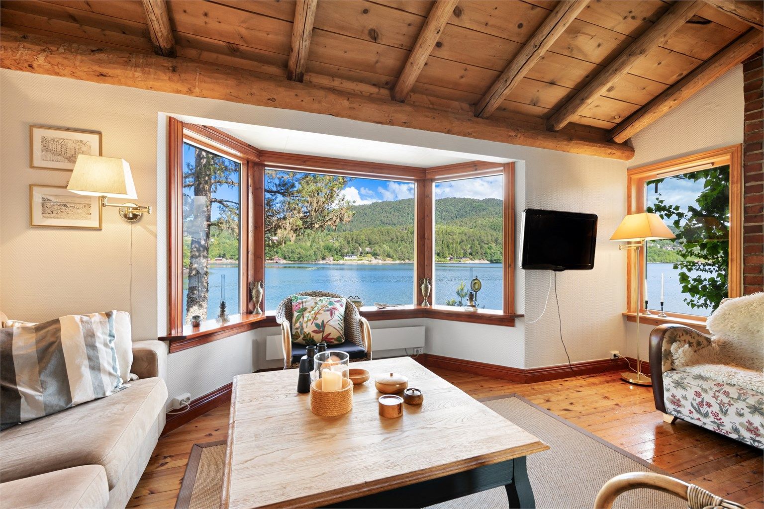 Stue med flott utsikt og åpen himling