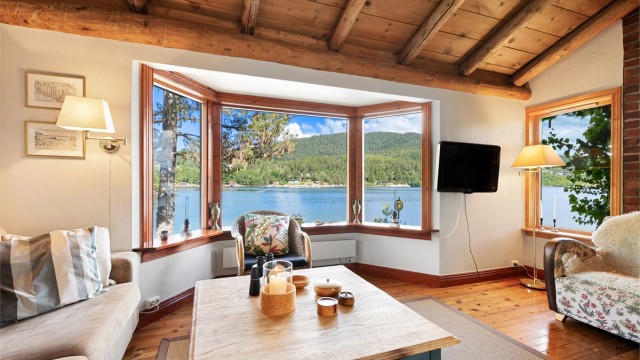 Stue med flott utsikt og åpen himling