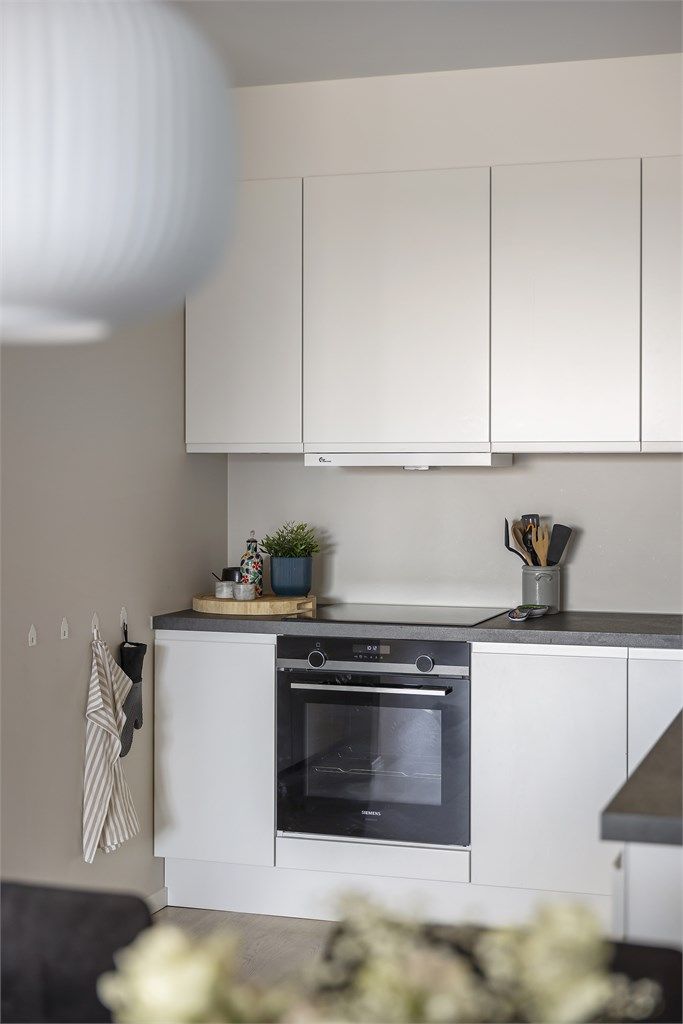 For ekstra trygghet er kjøkkenet utstyrt med komfyrvakt og automatisk vannstopper med fuktsensor.