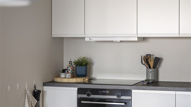 For ekstra trygghet er kjøkkenet utstyrt med komfyrvakt og automatisk vannstopper med fuktsensor.