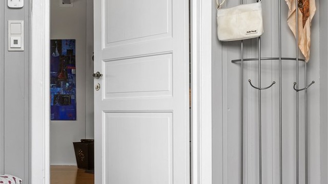 Entré med flislagt gulv med varmekabler og plass til yttertøy.