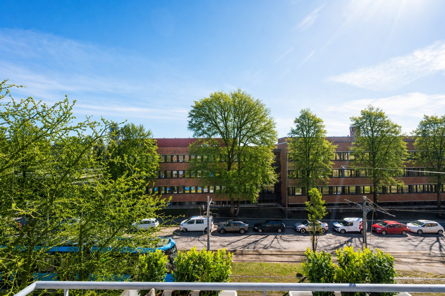 Hyggelig utsyn fra balkongen mot frodige områder. (Bildet er AI redigert). 