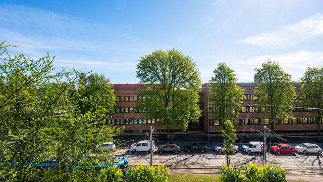 Hyggelig utsyn fra balkongen mot frodige områder. (Bildet er AI redigert).