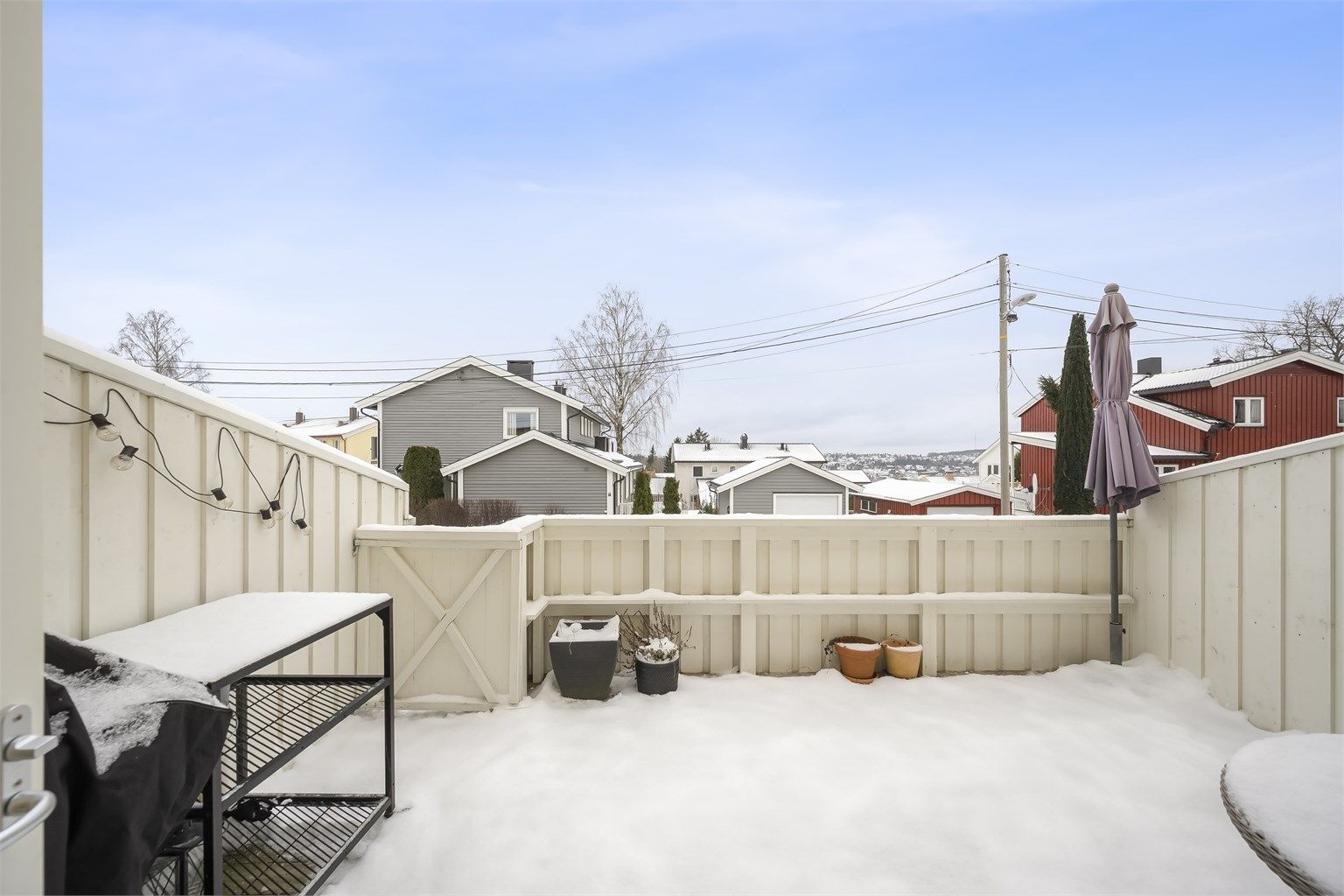 Fra stuen er det utgang til en solrik terrasse på hele 17 kvm.