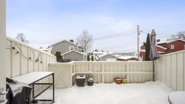 Fra stuen er det utgang til en solrik terrasse på hele 17 kvm.