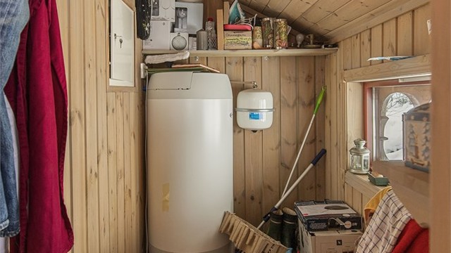 I boden med utvendig adkomst er varmtvannsberederen på 198 liter fra 2007 plassert.