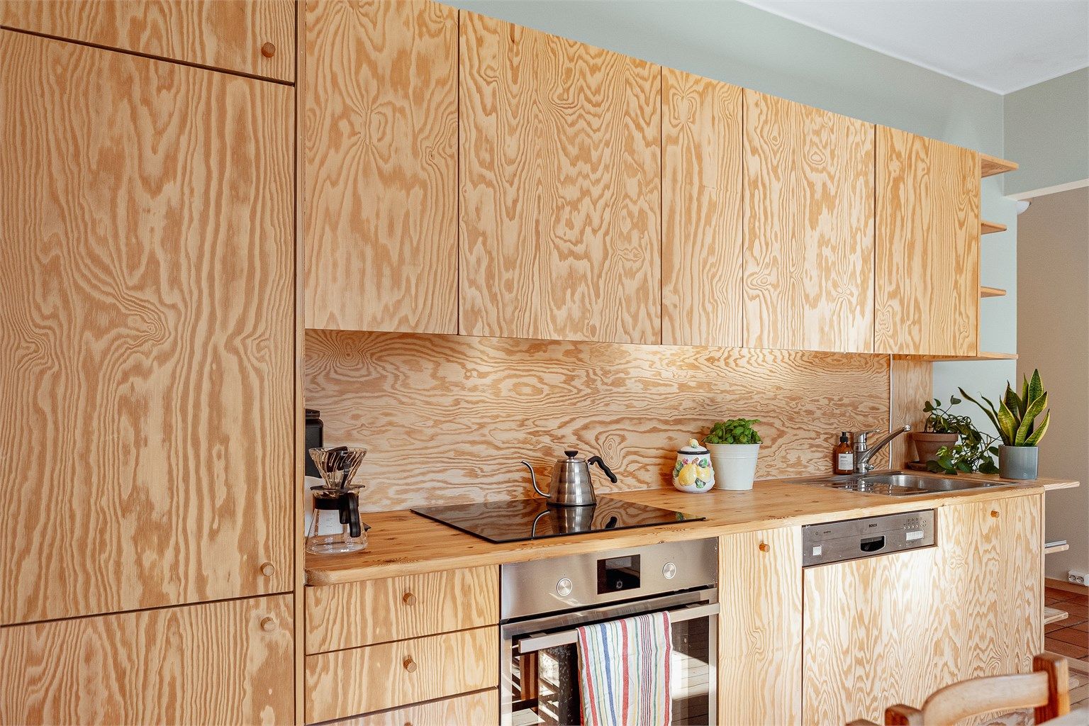 Kjøkkeninnredningen gir rikelig med skap- og benkeplass.