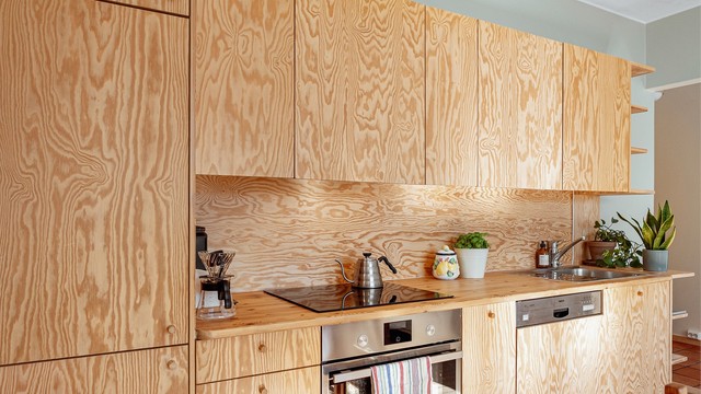 Kjøkkeninnredningen gir rikelig med skap- og benkeplass.