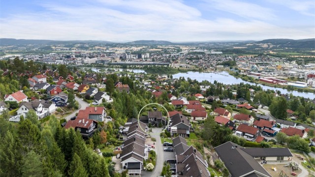 Granittvegen 47B ligger innerst i en blindvei, rolig og uten gjennomgangstrafikk. Sentralt samt umiddelbar nærhet til marka.