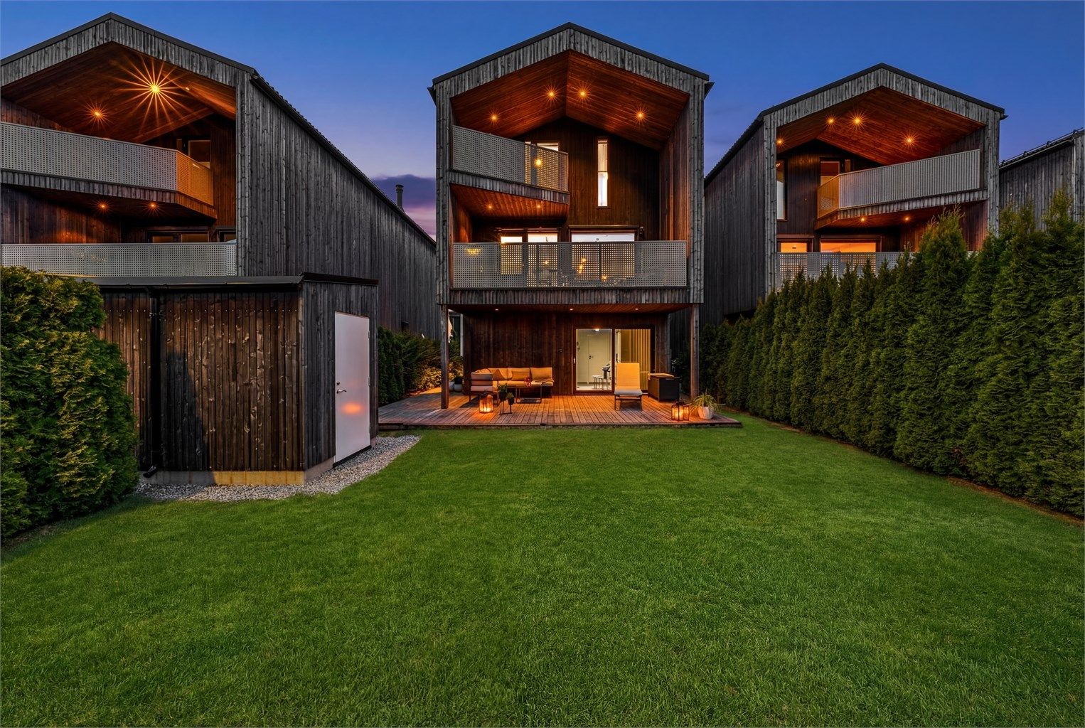 Boligen er fordelt over tre plan og byr på flere private uteplasser. Her ser du den store markterrassen på 38 m², terrassen i andre etasje og verandaen i toppetasjen.