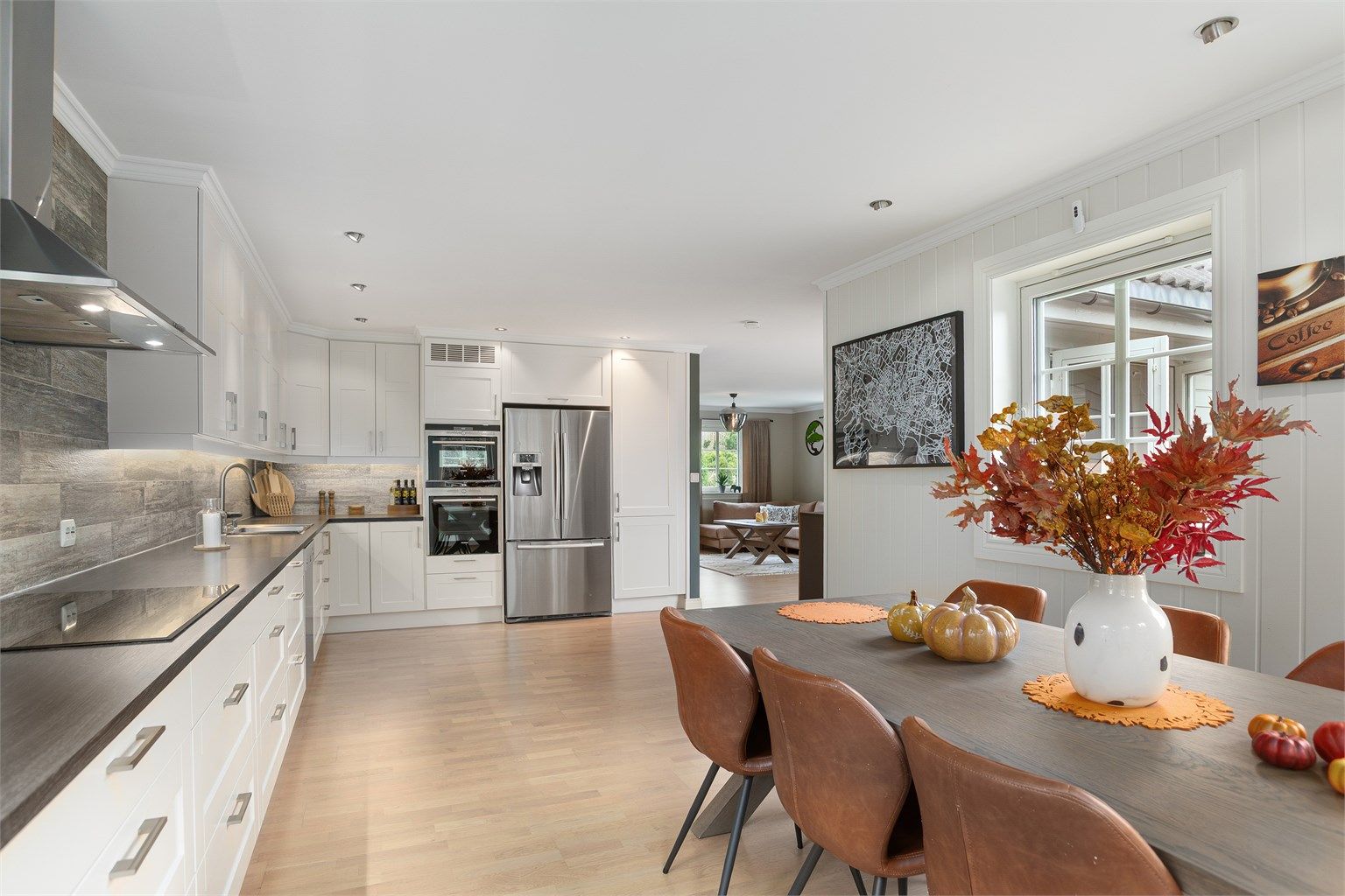 Lekkert kjøkken med integrerte hvitevarer