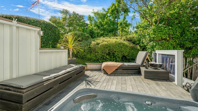 Usjenert terrasse med jacuzzi og gode muligheter for å nyte lange, solrike dager utendørs.