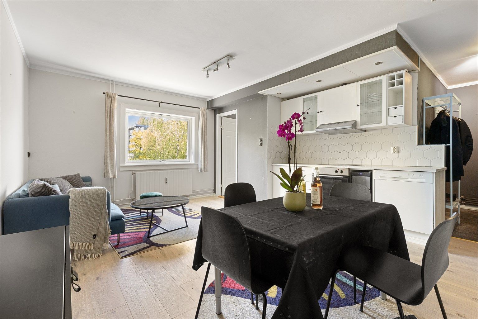 Området byr på en rekke tur- og idrettsmuligheter med Nadderud idrettsanlegg i umiddelbar nærhet samt lokal tursti som går hele veien opp til Østerås/Eiksmarka og bortover til Sandvika området. Det finnes også en rekke golfbaner innen rekkevidde