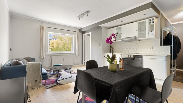 Området byr på en rekke tur- og idrettsmuligheter med Nadderud idrettsanlegg i umiddelbar nærhet samt lokal tursti som går hele veien opp til Østerås/Eiksmarka og bortover til Sandvika området. Det finnes også en rekke golfbaner innen rekkevidde