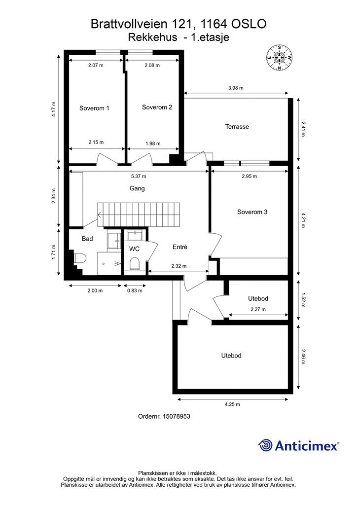 Første etasje har en smart planløsning med boligens soveromsavdeling, bad, toalettrom, entré og romslige boder.