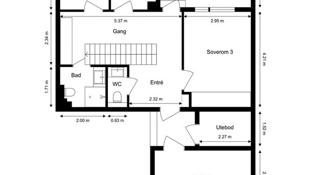 Første etasje har en smart planløsning med boligens soveromsavdeling, bad, toalettrom, entré og romslige boder.