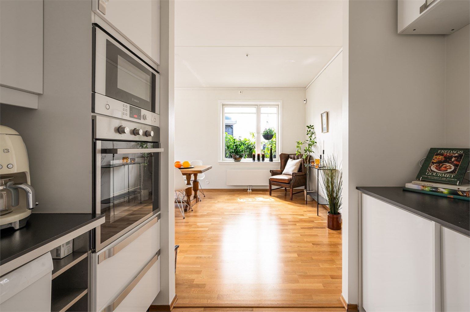 Integrerte hvitevarer inkluderer mikroovn, ovn, kjøleskap og fryseskap.