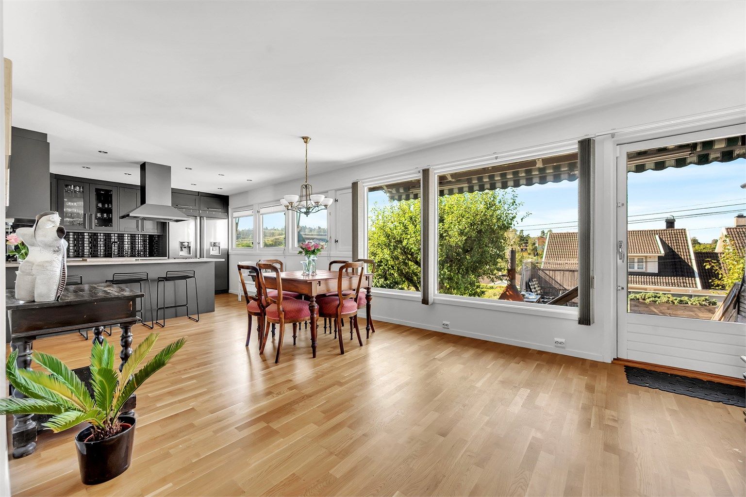 Romslig og praktisk stue/kjøkkenløsning.