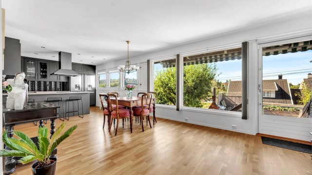 Romslig og praktisk stue/kjøkkenløsning.