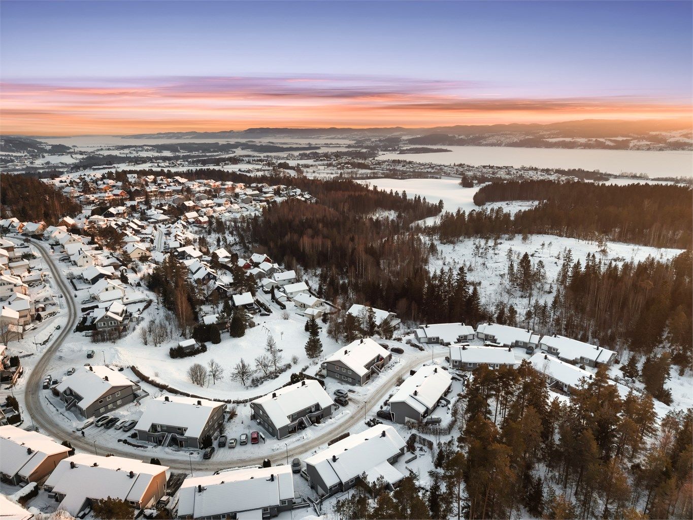 For pendlere er det gode bussforbindelser fra Røsslyngveien, fem minutters gange unna.