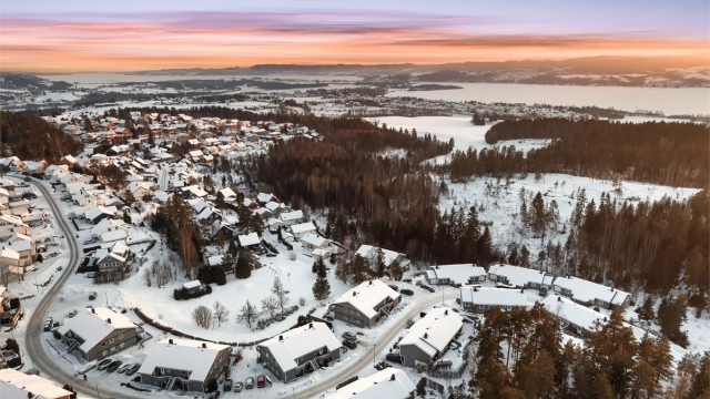 For pendlere er det gode bussforbindelser fra Røsslyngveien, fem minutters gange unna.
