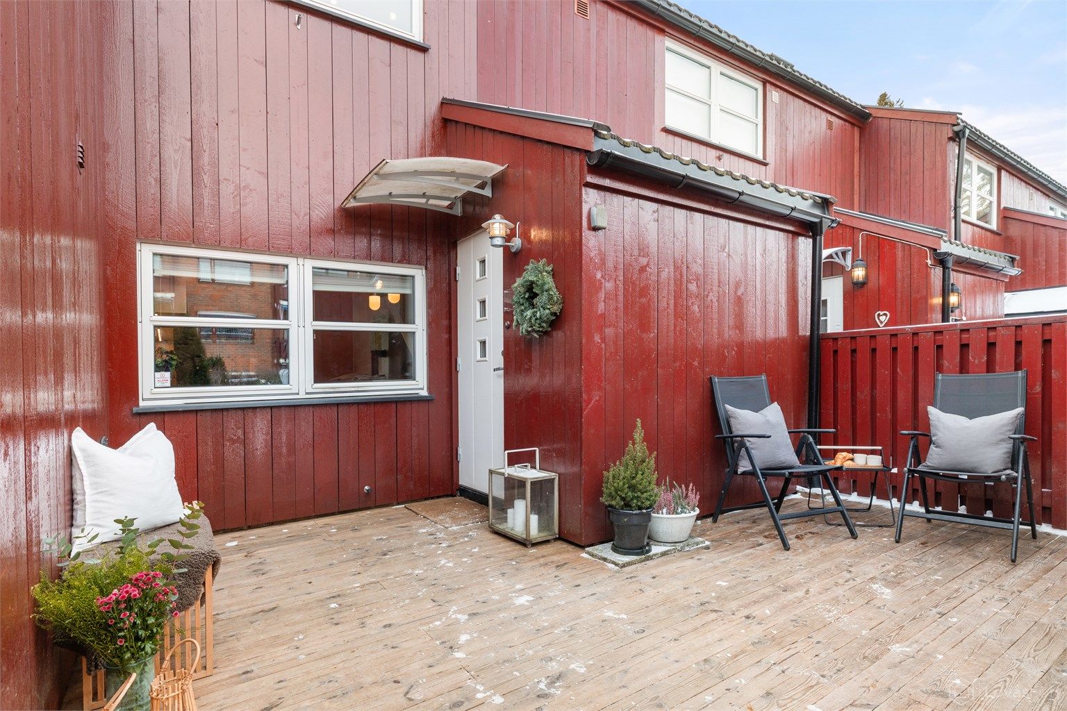 Skjermet terrasse ved inngangspartiet med morgesol