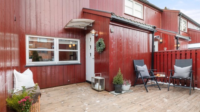 Skjermet terrasse ved inngangspartiet med morgesol