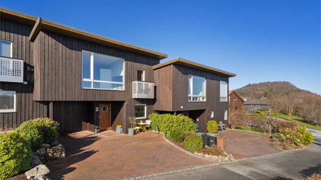 Lene Hviding v/Krogsveen har gleden av å presentere Dronningåsen 54.