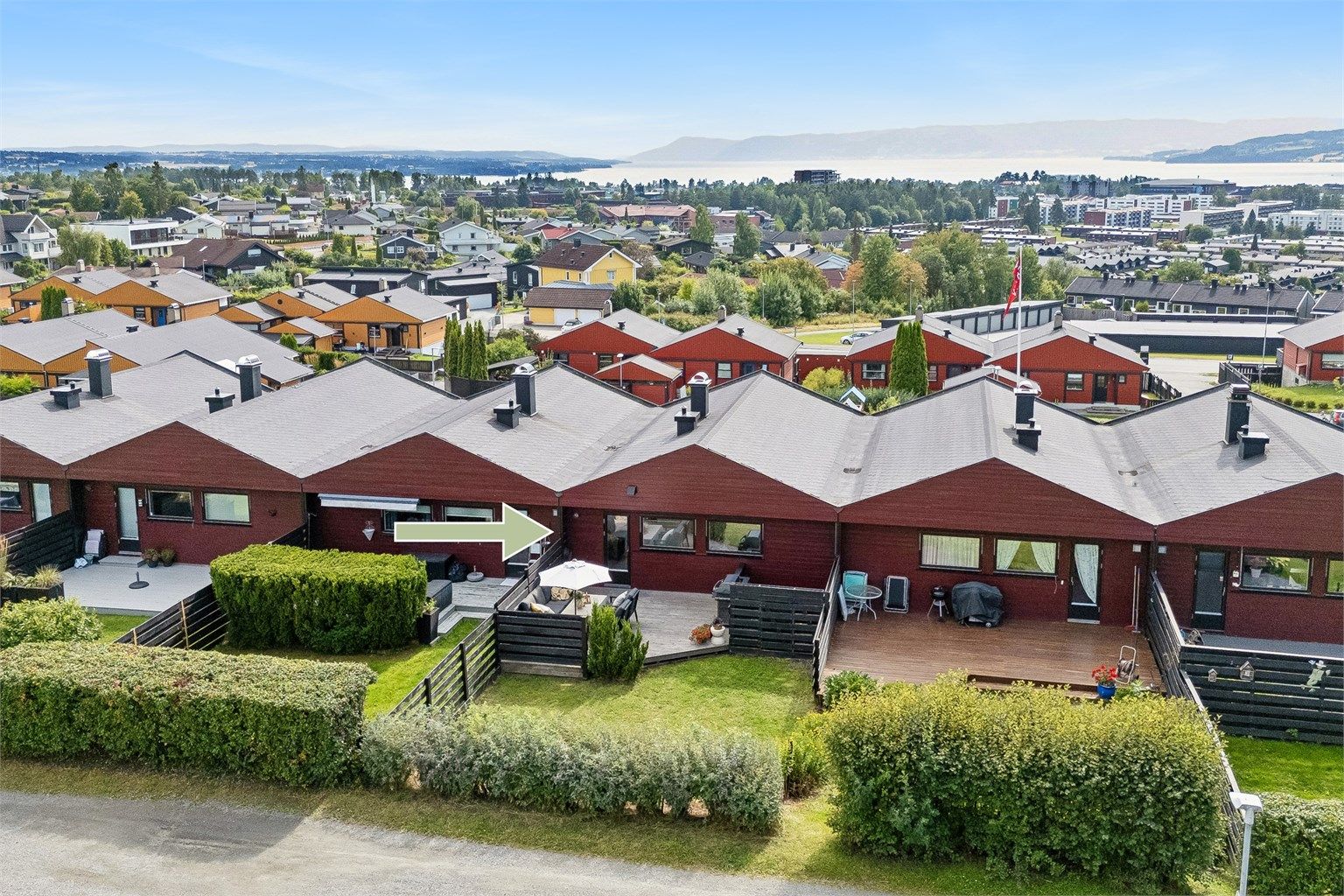 Meget gode utsiktsforhold! Det er uteplass på begge sider av boligen. 
