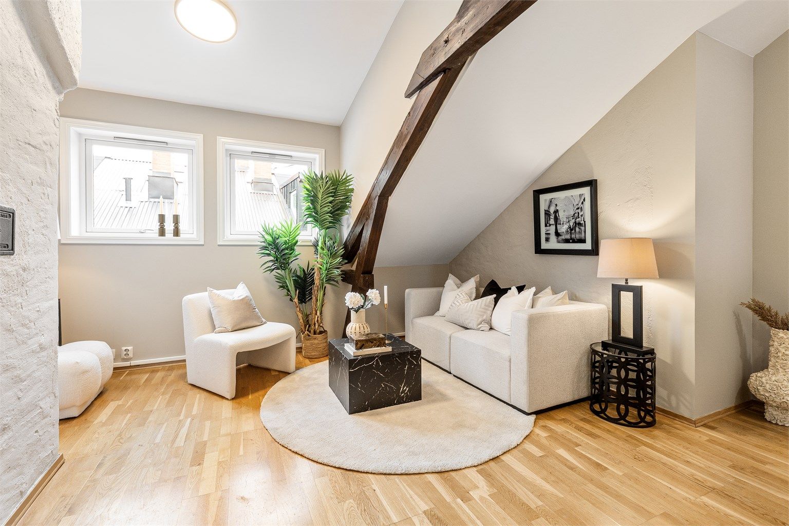 En unik toppleilighet over to plan, ombygget fra loft i 2009. Takhøyden på opptil 4,1 meter og de originale trebjelkene gir en helt spesiell romfølelse. Foto: Trond Walsø / Walso Work