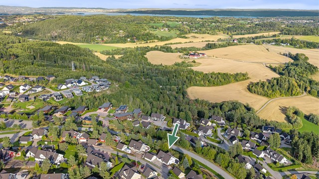Boligfeltet ligger i overgangen mot åpne jorder og vidstrakte skogsområder.