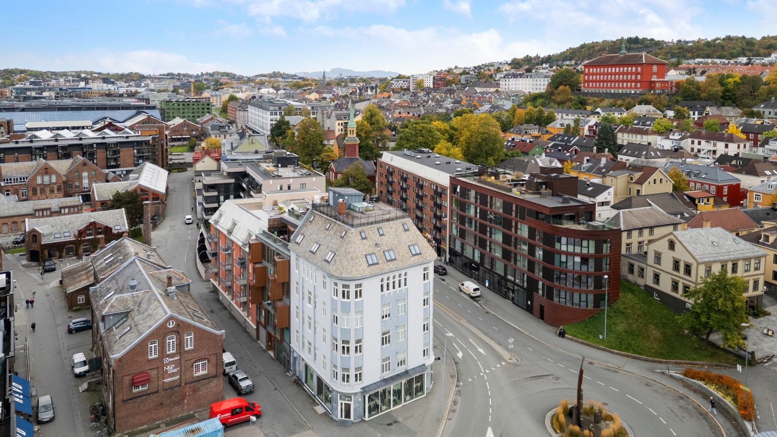 Lademoparken og Festningsparken ligger bare et steinkast unna – perfekt for rekreasjon, piknik eller en rolig spasertur i grønne omgivelser. 