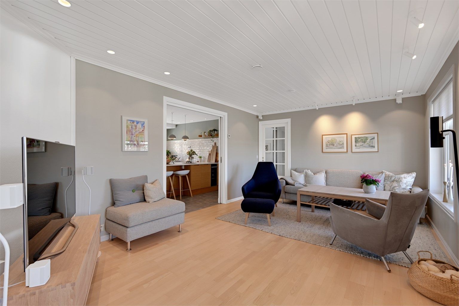 Stuen har en åpen og luftig følelse, med god forbindelse mellom de ulike sonene.