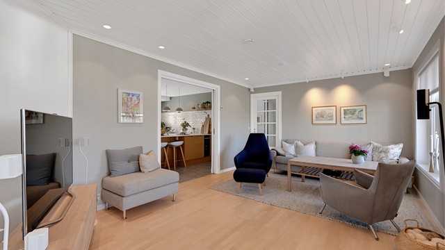 Stuen har en åpen og luftig følelse, med god forbindelse mellom de ulike sonene.