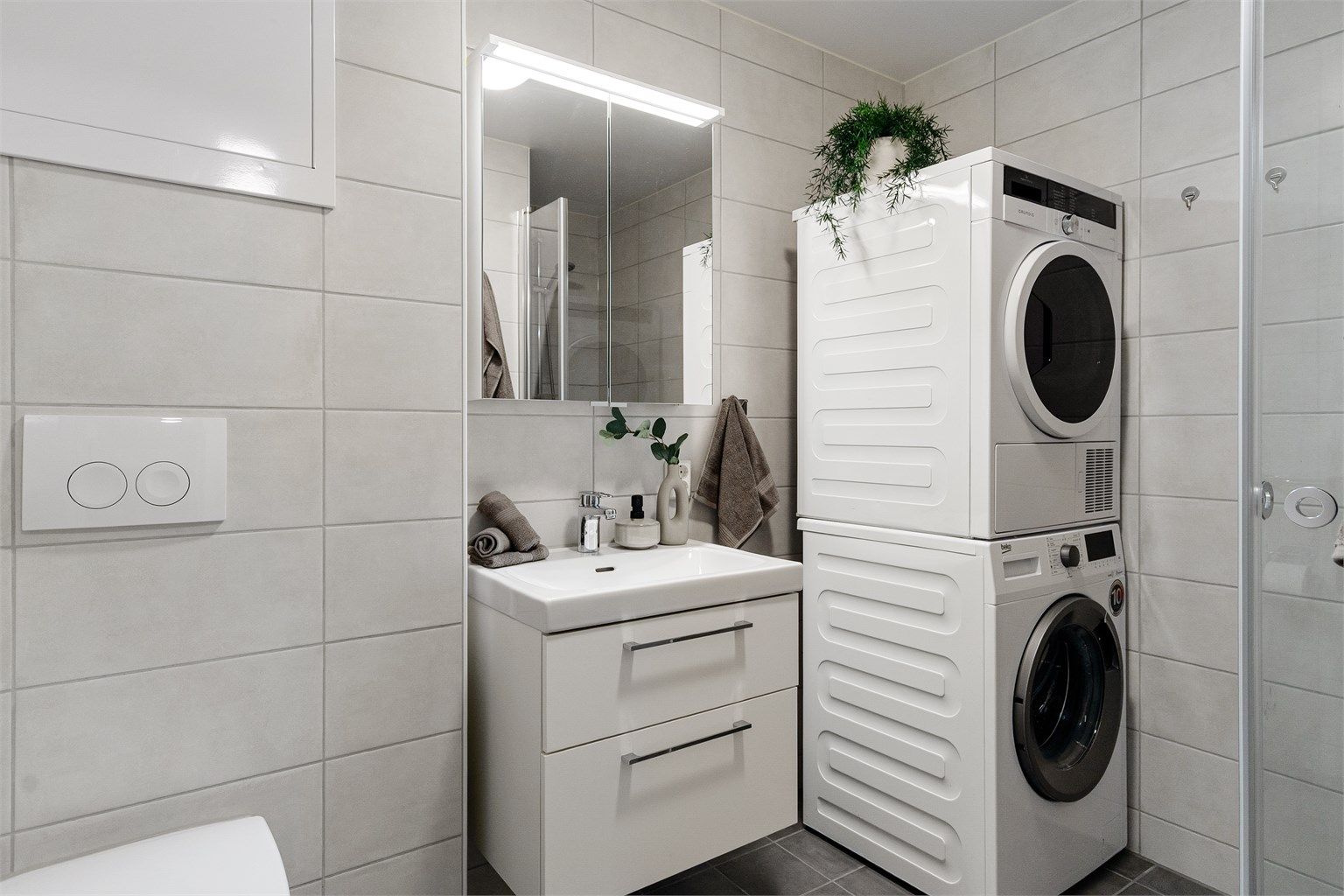 - Lekkert bad fra 2022, pusset opp i regi av borettslaget -