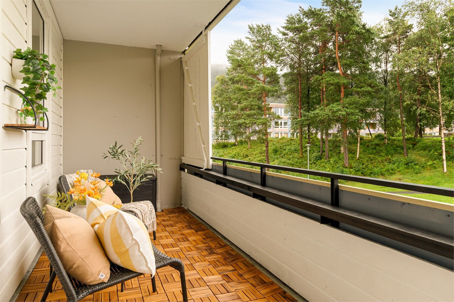 - Koselig med overbygg som gjør det lunt og godt å sitte her på fine dager -
