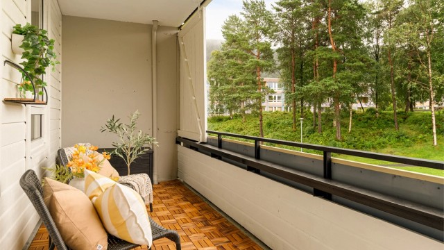- Koselig med overbygg som gjør det lunt og godt å sitte her på fine dager -