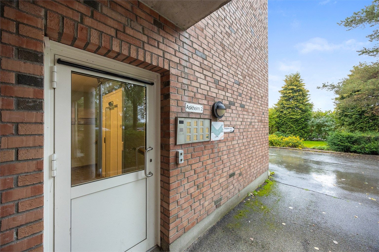 Felles inngangsparti med dørtelefon og trappeoppgang med heis.