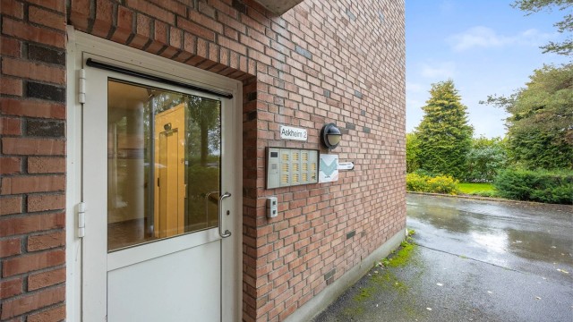 Felles inngangsparti med dørtelefon og trappeoppgang med heis.
