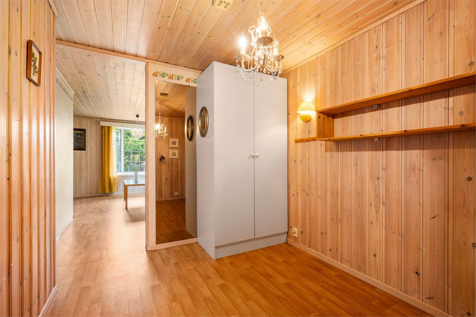 Underetasjen er innredet med en romslig hybel, meget velegnet for utleie. 