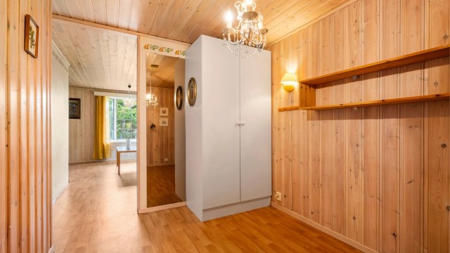 Underetasjen er innredet med en romslig hybel, meget velegnet for utleie.