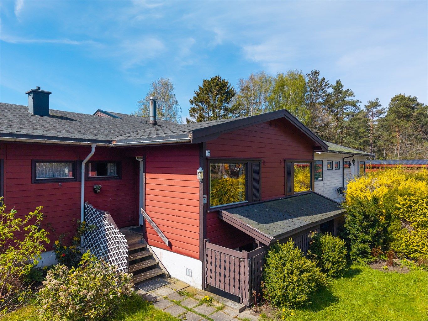 Boligen har alt på en flate og en innholdsrik planløsning med blant annet; vindfang, gang, hele 4 soverom, innvendig bod, eget vaskerom, bad, koselig kjøkken og stue med utgang til solrik og lun terrasse. 